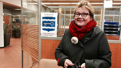 Merja Laaksonen står i det tomma bankkontoret i Sjundeå.