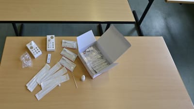 Snabbtest för coronavirus som används inom de tyska skolorna på en pulpet.