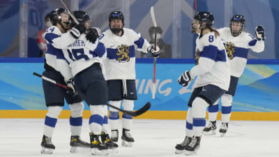 Finlands spelare firar ett mål i matchen mot Kanada.