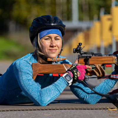 Darja Virolainen på skyttevallen.