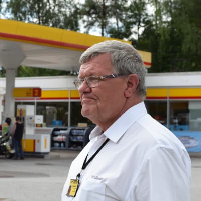 Taxiföretagare  Leif Lindman vid Shell i Pojo.