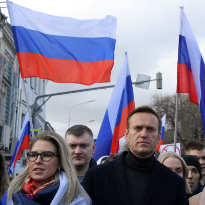 Juristen och oppositionspolitikern Ljubov Sobol (till vänster) tillhör den ryske oppositionsledaren Aleksej Navalnyjs (till höger) närmaste krets. Den här bilden är tagen i samband med en demonstration i februari 2020.