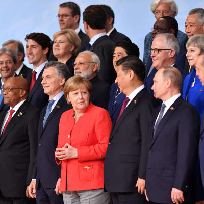 Deltagarna i G20-mötet samlade på rad.