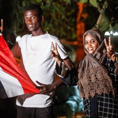 Unga sudanesiska demonstranter visar segertecknet efter nyheten om att militärrådets ledare Awad Mohamed Ahmed Ibn Auf hade avgått. 