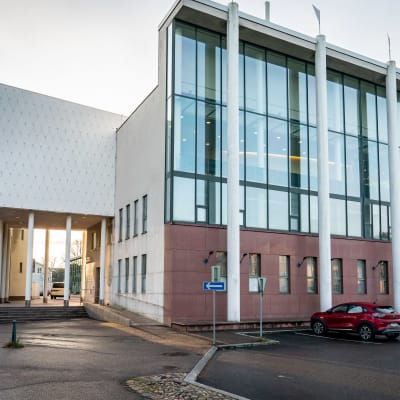 Ett stort hus med glasfönster. Tingsrätten i Borgå.