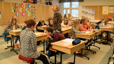 Elever i ett klassrum i Sjundeå svenska skola.