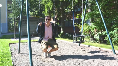 Wickström sitter på en gunga.