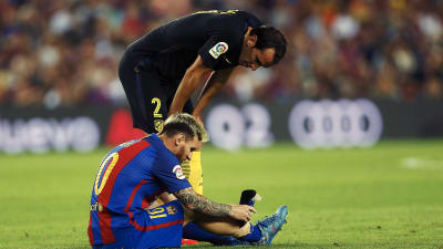Diego Godin kollade hur Lionel Messi hade det efter skadan.