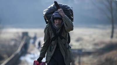  Migrant vandrar mot floden Meritsa, nära Edirne för att ta en båt över till Grekland 1.3.2020 