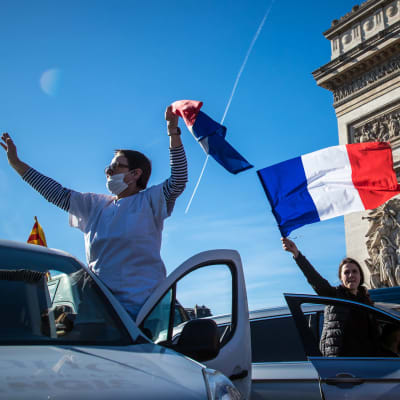 Mielenosoittajia Riemukaaren edustalla Pariisissa.