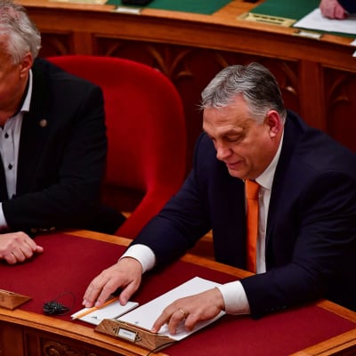 Ungerns premiärminister Viktor Orbán under måndagskvällens omröstning i Budapest.