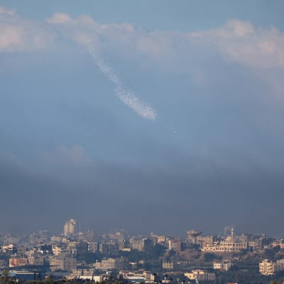Taivaalla näkyy lentokoneesta pudotettuja lentolehtisiä Gazassa
