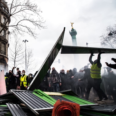 De gula västarna demonstrerar i Paris 26.1.2019