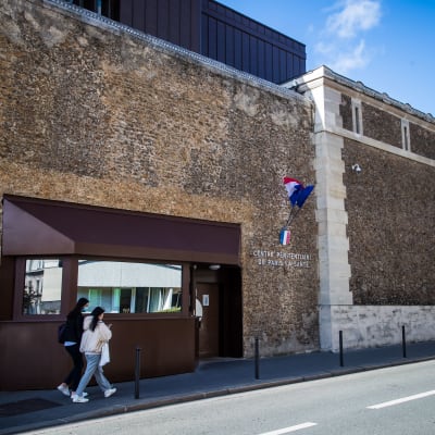Hög fängelsemur i Paris fotograferad i soligt väder från gatunivån.  
