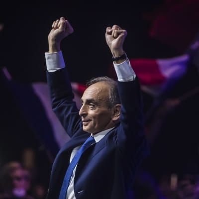 Ranskalainen oikeistolainen toimittaja ja kirjailija Eric Zemmour nostaa kätensä ilmaan presidentinvaalikampanjatilaisuudessa 5.12. 2021.