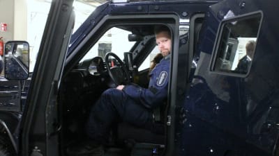 Överkonstapel Mikael Mickelsson sitter i polisens pansarbil.
