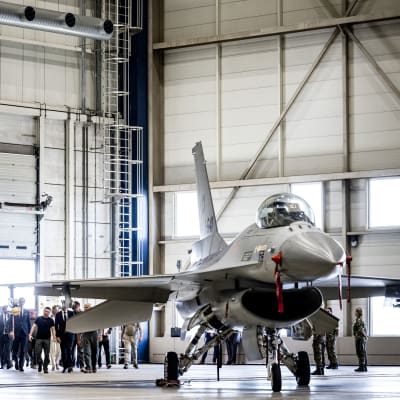Ukrainan presidentti Volodymyr Zelenskyi tutustumassa F-16-hävittäjiin  Eindhovenin lentotukikohdassa Hollannissa sunnuntaina, 20.8.2023.