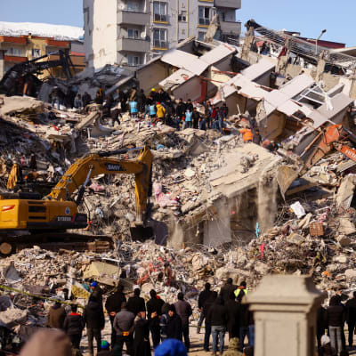 Pelastustyöntekijät etsivät maanjäristyksen uhreja kerrostalon raunioista Kahramanmarasissa Etelä-Turkissa.