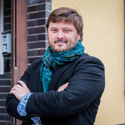 Tomas Takolander tittar in i kameran och har armarna i kors