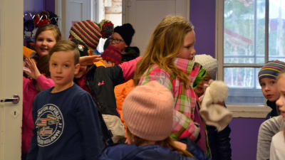 Skolelever hänger upp rockarna i Kråkö skola
