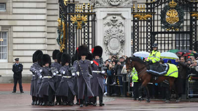 Vaktombyte vid Buckingham Palace i London.