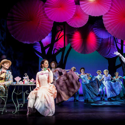 På bilden syns skådespelarna Josefin Silén, Anna Kettunen, Denny Lekström och Aron Nyman i Svenska Teaterns musikal Mary Poppins.