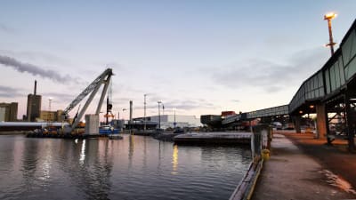 En pontonkran lyfter betongelement på plats i bassängen i Vasa hamn.