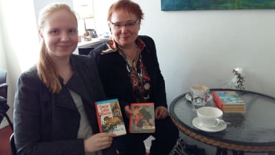 Eija Bergelin och hennes dotter Johanna håller upp sina Lotta-favoriter.