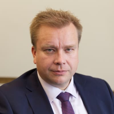 Porträtt av försvarsminister Antti Kaikkonen.