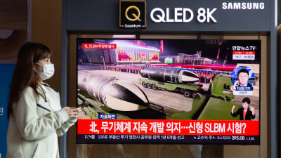 En kvinna i Seoul passerade en tv-skärm där det rapporterades om Nordkoreas senaste missiltest. 