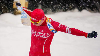 Alexander Bolsjunov river sönder sin tävlingsväst.
