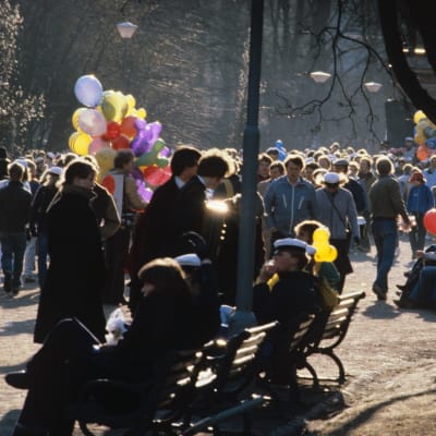 Vappua juhlivia ihmisiä Esplanadin puistossa (1980)