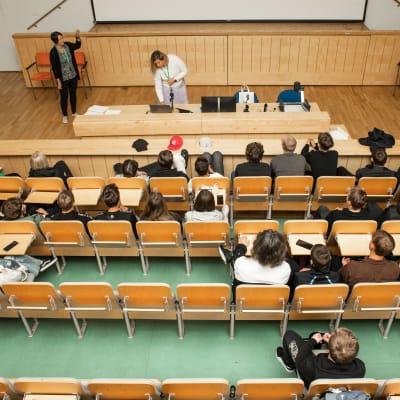 Rovaniemen Redun auditoriossa oppilaita istumassa. 