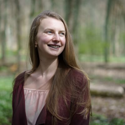 Nuorena maisteriksi opiskellut Milana Prior henkilökuvassa.
