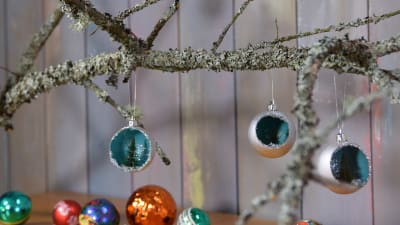 Tre julgranskulor på en gren. 
