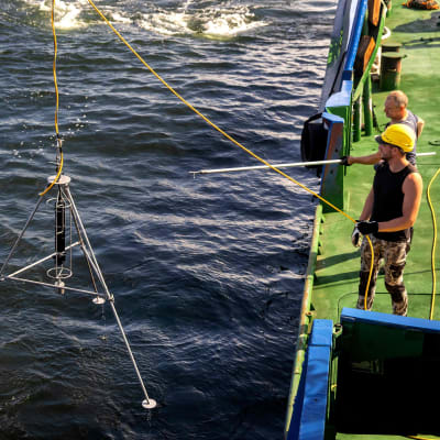 Den här bilden från den 12 juli visar ekolod som sänks ner till M/S Estonias vrak Under den pågående undersökningen används ekolod och sonarmetoder för att undersöka vraket och bottenförhållandena. 