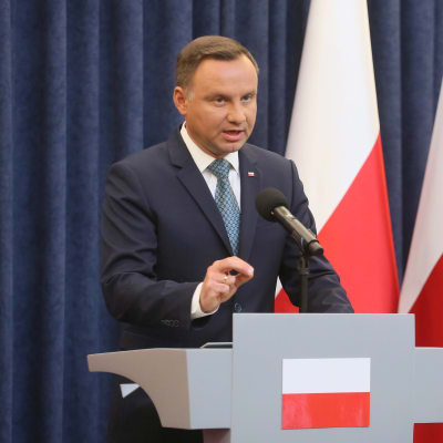 Polens president Andrzej Duda meddelade den 24 juli 2017 att han kommer att lägga in veto mot två lagförslag som enligt kritiker skulle urholka landets rättssystem.