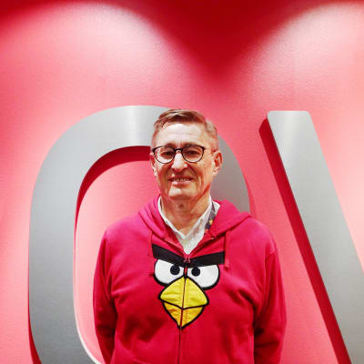Kaj Hed iklädd en munkjacka med Angry Birds-motiv.
