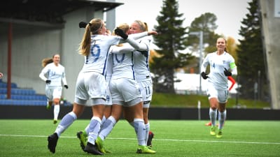 Finland firar ett mål i matchen mot Tjeckien i kvalet i U19-EM.