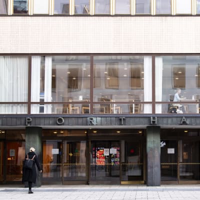Porthania-byggnaden med glasfasad på Helsingfors universitets centrumkampus.