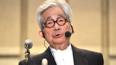 Kenzaburo Oe håller ett tal, iförd headset. 