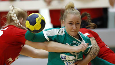 Grankulla IFK:s Carolina Böckelman försöker ta sig förbi två HIFK-spelare i damernas FM-serien i handboll.