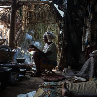 kristen flykting lagar mat i ett flyktingläger i bambara