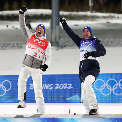Iivo Niskanen ja Joni Mäki juhlivat parisprintin olympiahopeaa.