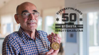 Eugen Ekman med sin guldmedalj från OS 1960. På bilden också logon för Svenskfinlands 50 största idrottare.