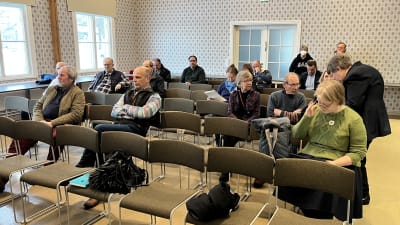 En halvtom sal i Wilhelsdal i Ingå.