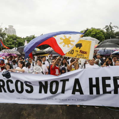 Marcos är ingen hjälte, skanderade filippinska demonstranter i huvudstaden Manila