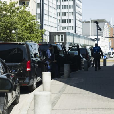 Poliiseja turvaamassa katua Radisson Blu-hotellin vieressä.