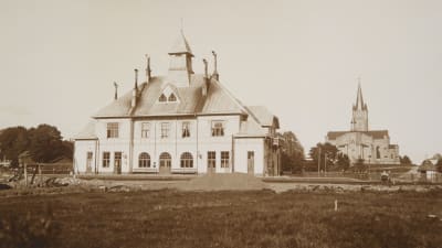 Järnvägsstationen i Lovisa. Bilden är tagen någongång mellan år 1908-1910