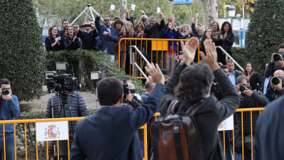 En del anhängare till separatistledarna hade samlats utanför domstolen i Madrid inför domstolsförhandlingen.